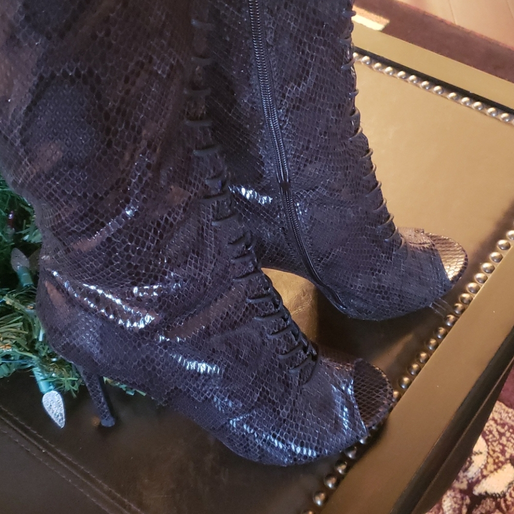 Peek Toe Lace up Snake skin boots - Picture 3 of 11